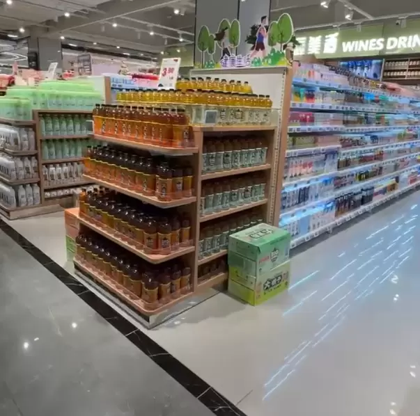 大型商超货架上货落地实拍     鲜锋款货架无论是从颜色搭配还是货架结构，都让每一位客户眼前一亮